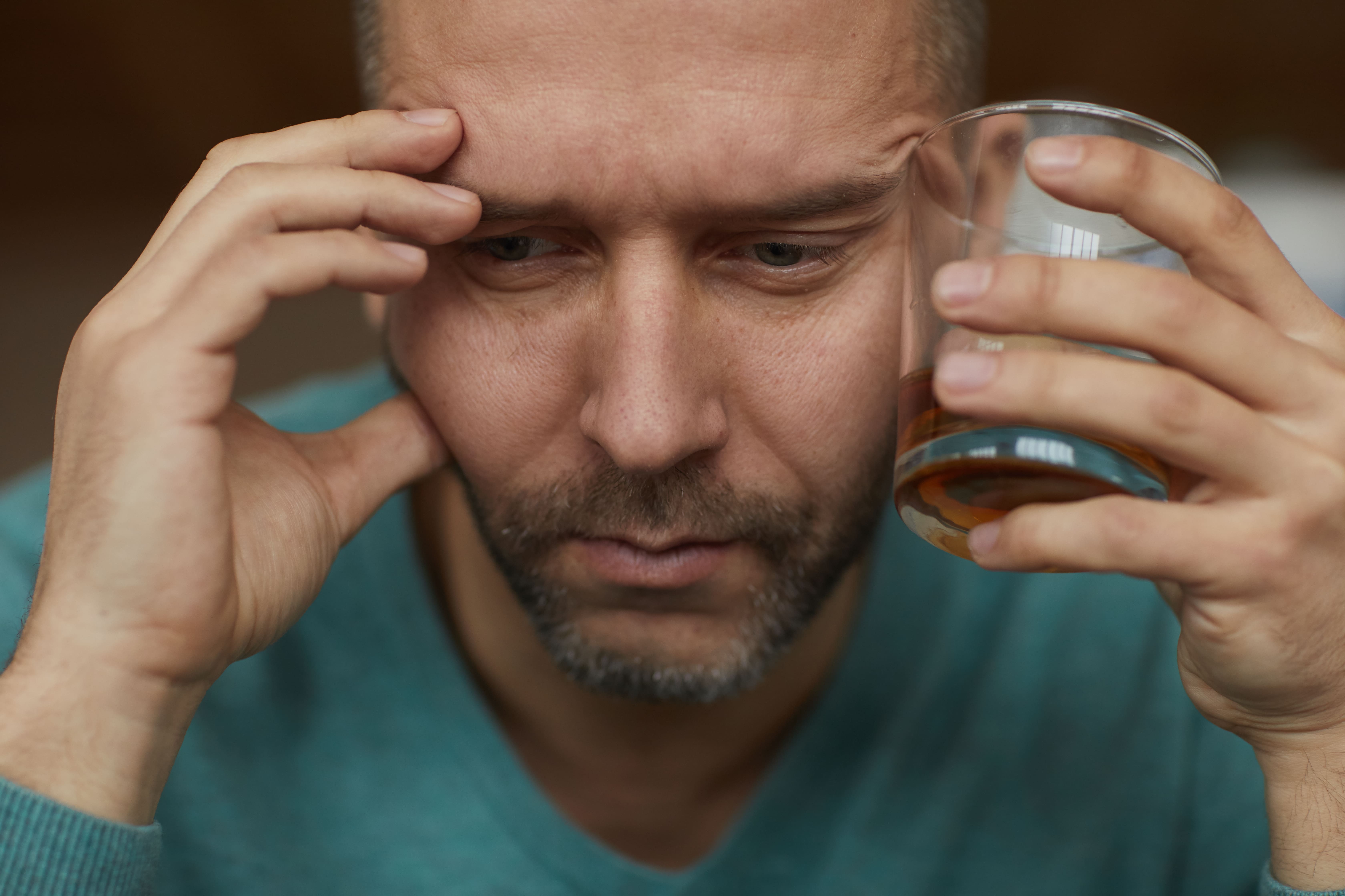 O ÚNICO papel que o álcool deve desempenhar no caso do COVIDd é ajudar a garantir a higiene. 