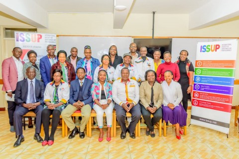 Miembros de ISSUP Kenya con el Dr. Karanja del Ministerio de Salud durante el AGM 2019