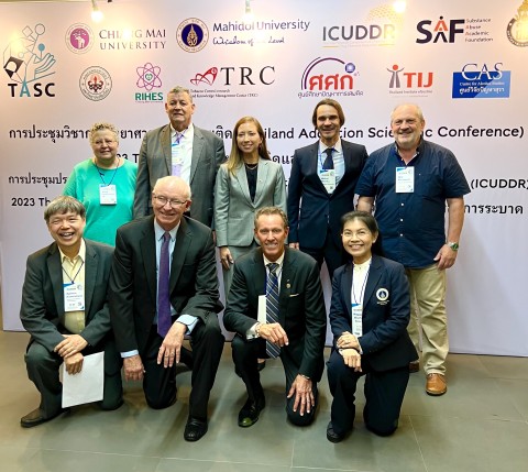 El jefe del departamento de adicología de la Primera Facultad y el Hospital General Universitario de Praga de la Universidad Charles y jefe de ISSUP República Checa profesor Miovsky, el embajador de los Estados Unidos en Tailandia, director ejecutivo de ICUDDR, la representante de INL Anne Chick con representantes de la administración de la Universidad de Mahidol.