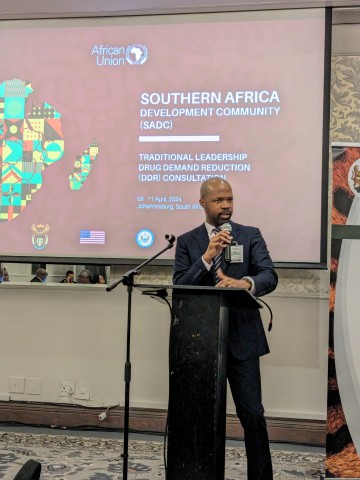 Goodman Sibeko se tient à un podium pour présenter au nom de l’ISSUP, de l’ITTC et de la CIUDDR l’engagement de la Commission de l’Union africaine pour les leaders traditionnels dans la réduction de la demande de drogues