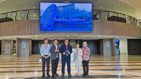 Group photo of ISSUP Malaysia members with the Dean of the Faculty of Medicine and the Registrar